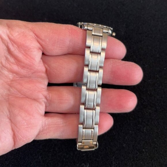 FORD MOTOR COMPANY | Women's Watch Stainless Steel Band-NEW Battery - Picture 5 of 12